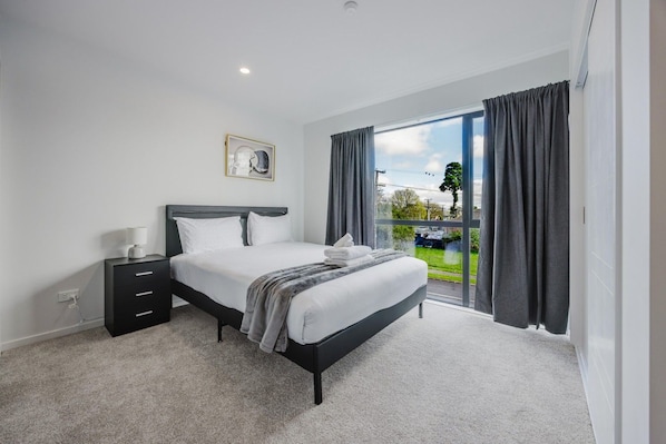 11 (2) - Enjoy the convenience of being close to Auckland Airport. (Auckland)