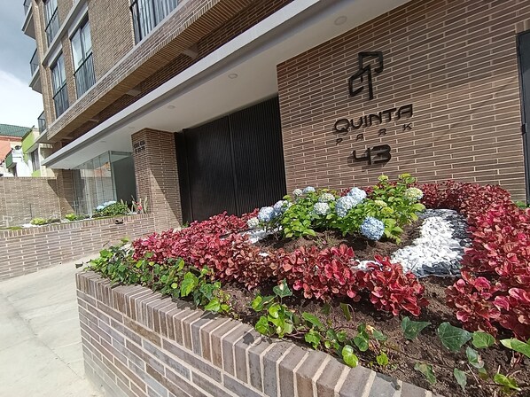 A modern building with a brick facade and a sign that reads 'QUINTA 43'. - Quinta park 43 (Bogotá)