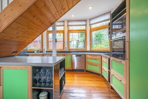 Private kitchen - The Blue House City Outlook near CBD and Nature (North Hobart)