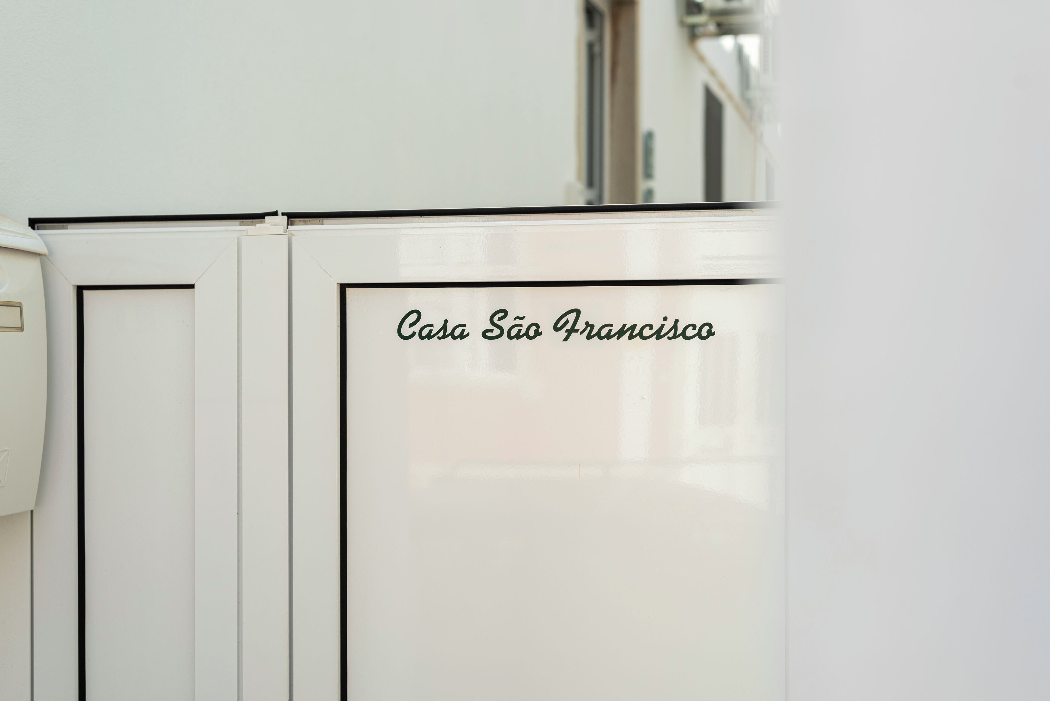 Ein weißer Kühlschrank mit dem Schriftzug 'Casa São Francisco'.
