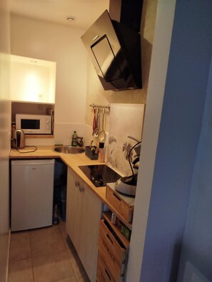 Private kitchen - A spacious, cozy, and intimate studio—Olivier—for a stay in the countryside. (Agonges)