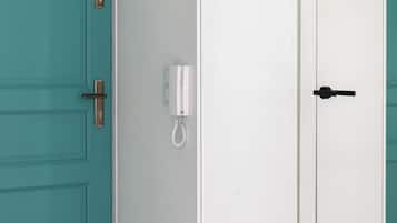 Una puerta color turquesa con manija de latón y una puerta blanca con manija negra.
