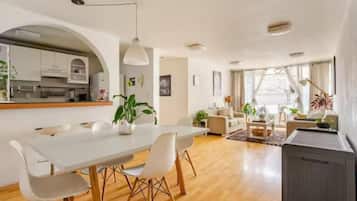 Un espacio moderno con comedor, cocina y zona de estar.