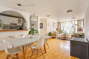 Un espacio moderno con comedor, cocina y zona de estar.