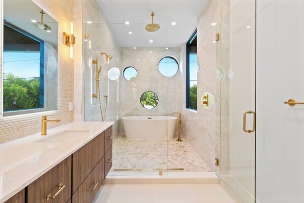 Bathroom - Key Largo Oceanfront Luxurious Private Paradise 7 BR 9BA Rental Retreat (Key Largo)