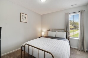 Room - Grand Getaway – Sleeps 12 with Comfort & Style (Durham)
