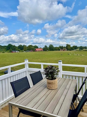 Outdoor dining - New flat above an old stable in Skåne (Esborrarp)