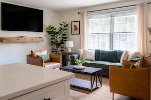Living area - ATL Afterglow: 5BR, Firepit, BBQ & Pets Welcome (Decatur)