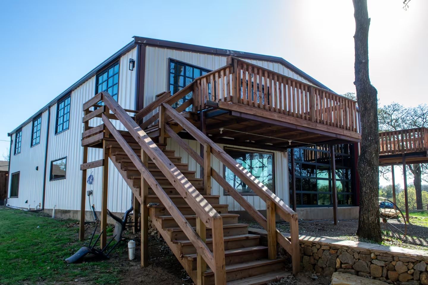 Un bâtiment à deux étages avec un escalier en bois menant à un balcon.