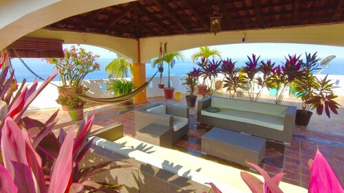 Sea-view condo, rooftop & pool