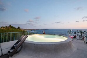 A circular pool with a view of the sea, surrounded by a metal fence and some potted plants. - Sea-view villa w/ plunge pool (Puerto Escondido)