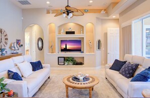Living area - Sunset Palms Pool & Hot Tub with Game Room (Cape Coral)