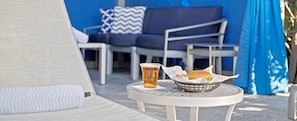 Eine Lounge-Ecke mit Tisch, einem Bierglas und einem Korb mit einem Burger.