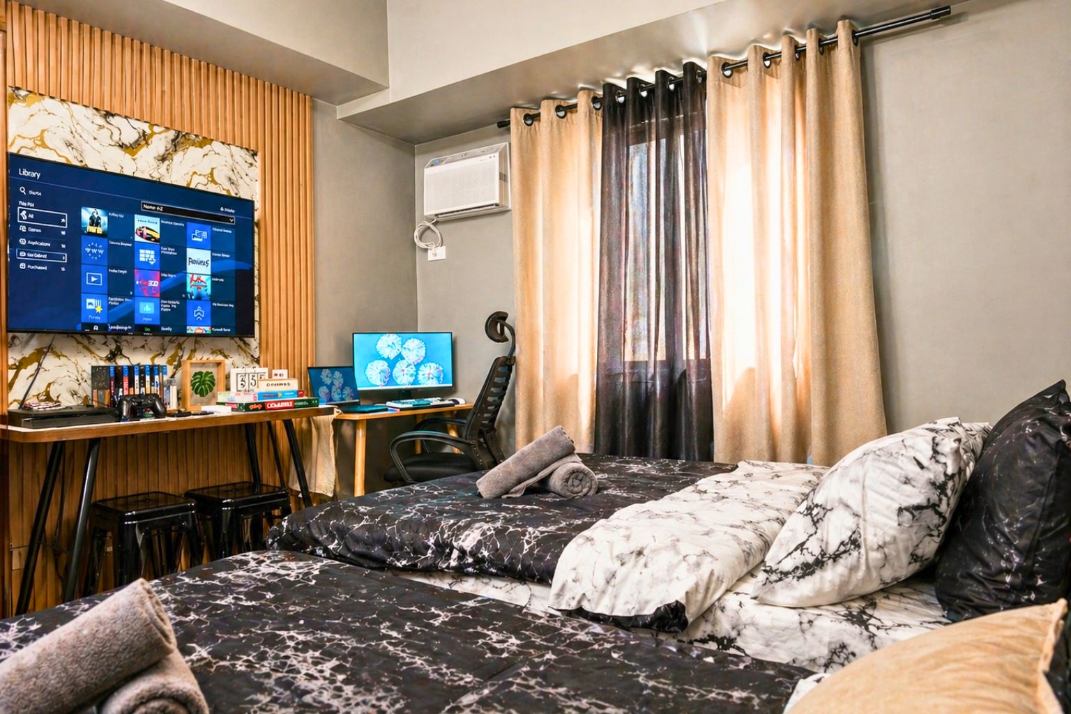 Una habitación de hotel con una cama, un escritorio con computadora, un televisor y una ventana con cortinas.