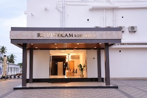 Un edificio moderno con un letrero que dice 'RGVIVEKAM RESIDENCY'.