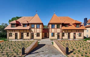 A symmetrical building with a central entrance, multiple windows, and a tiled roof. - 39 - Ferienwohn Sissi & Franzl (Kuhlen-Wendorf)