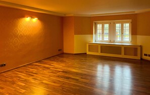 A room with hardwood flooring, a window with blinds, and a wall-mounted light fixture. - Pet friendly apartment in Kuhlen-Wendorf with sauna (Kuhlen-Wendorf)