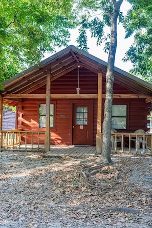 Exterior - Deluxe Cabin Studio - Sleeps up to 8 guests. (Gore)