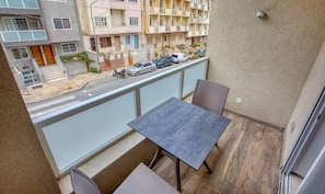 Outdoor dining - Sleek 1BR Apartment in Pietà with Balcony (Tal-Pietà)