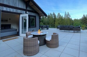 Outdoor dining - Twin Creeks Estate- 54-acre nature retreat & farm stay- sleeps 14, pets welcome! (Gibsons)