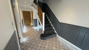 Una escalera con piso estampado que conduce a una plataforma.