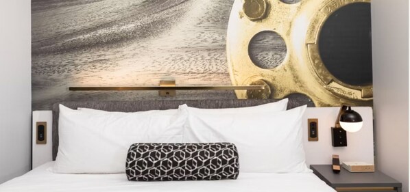 Room - Luxury King 1-bedroom hotel in the heart of Downtown St. Louis (St. Louis)