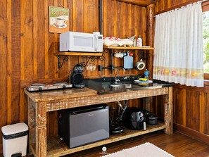 A compact kitchen with a microwave, coffee maker, and a small refrigerator. - Sitio Estancia Rio Bonito - Blumenau/sc (Massaranduba)