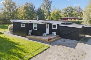 A modern two-story house with a flat roof, a small porch, and a garden area. - Lovely holiday home in Dalby Huse (Jægerspris)