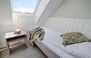 A small, tidy room with a single bed, a nightstand, and a skylight. - Amazing home in Varberg with swimming pool (Varberg)