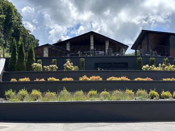 Un edificio moderno con techo plano y un cartel que dice 'Hatley Pointe'.
