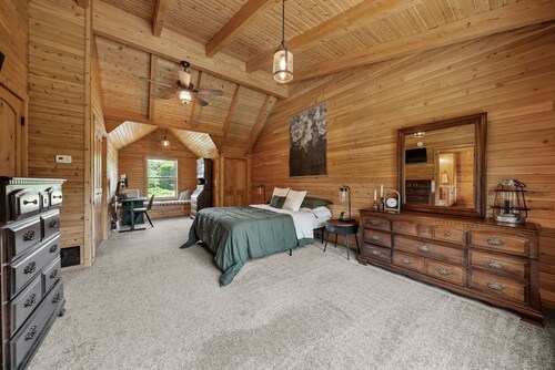 Cozy Wooded Cabin Retreat | Fireplace, Fire Pit, Jetted Tub | Sleeps 8