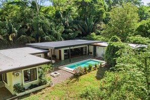 A modern house with a swimming pool, surrounded by lush greenery. - Villa Shanti- Private Jungle Hideaway on 2 Acres (Sámara)