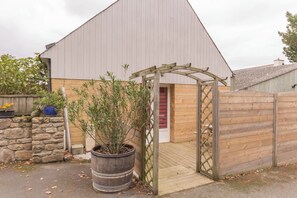 A wooden gate leading to a building with a sloped roof. - Kargalan Vacation Rental - CRACH - Vacation Rental (CRACH)