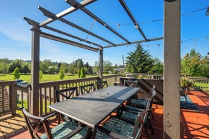 Outdoor dining - Park View Columbia City Home with Deck & Fire Table (Seattle)