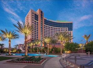 Ein Wyndham Hotel mit Pool, Palmen und blauem Himmel.