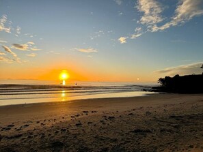 A beach with a sunset, waves, and a clear sky. - Blue Moon Coastal Escape (Langs Beach)