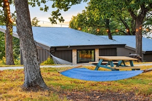 A modern house with a blue roof, a hammock, and a picnic table. - Texas Tiny Cabins #1 - Cozy Getaway Near Texoma (Grayson County)