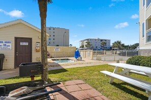 Área da piscina com posto de salva-vidas, sala de máquinas e aviso de que não há salva-vidas no local.
