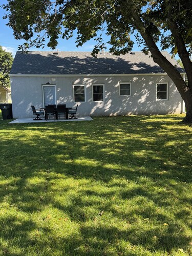 Adorable 2-bedroom bungalow in a quiet neighborhood close to hospital & college.
