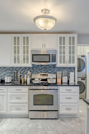 Private kitchen - Peaceful 4BR Home Private Backyard Near DC & Old Town (Alexandria)