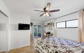 Room - 2 Bed two bath loft, king beds, full chef kitchen & Backyard (Cape Canaveral)