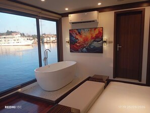 Bathroom - ARCADIA LUXURY CRUISE (Tuan chau halong)