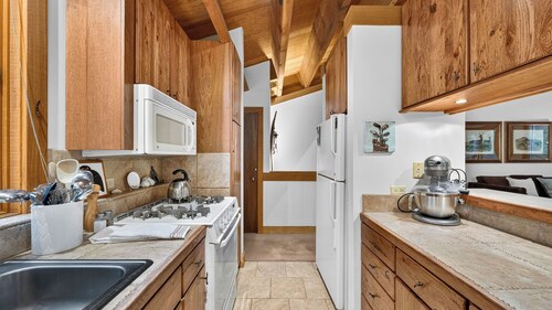 Northstar Pines by Avantstay Pine-view Deck Shared Pool + Spa Steps to Northstar Shuttle