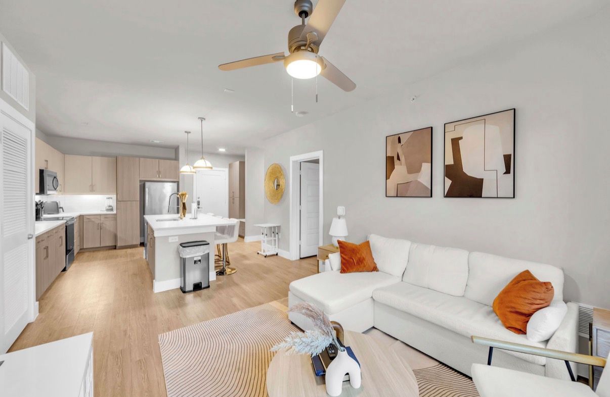 Un apartamento moderno con cocina, comedor y sala de estar.