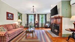 A living room with a sofa, a coffee table, a fireplace, and a television. - Preston House by Avantstay Book-lined Library + Sunroom + Dining for 8 Near Hiking Trails + Metro-north (Dover Plains)