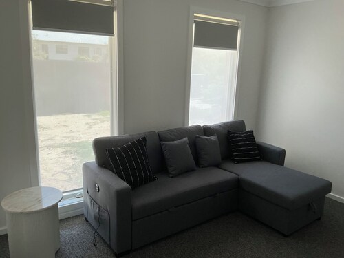 Wheelchair Accessible Beach House!

5 minutes drive to popular 90 Mile Beach.