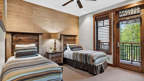 The Breckaway by Avantstay Pools + Hot Tubs + Balcony Steps to Peak 9 Lift