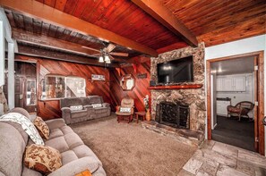 Living area - The Edgewood Retreat (South Lake Tahoe)