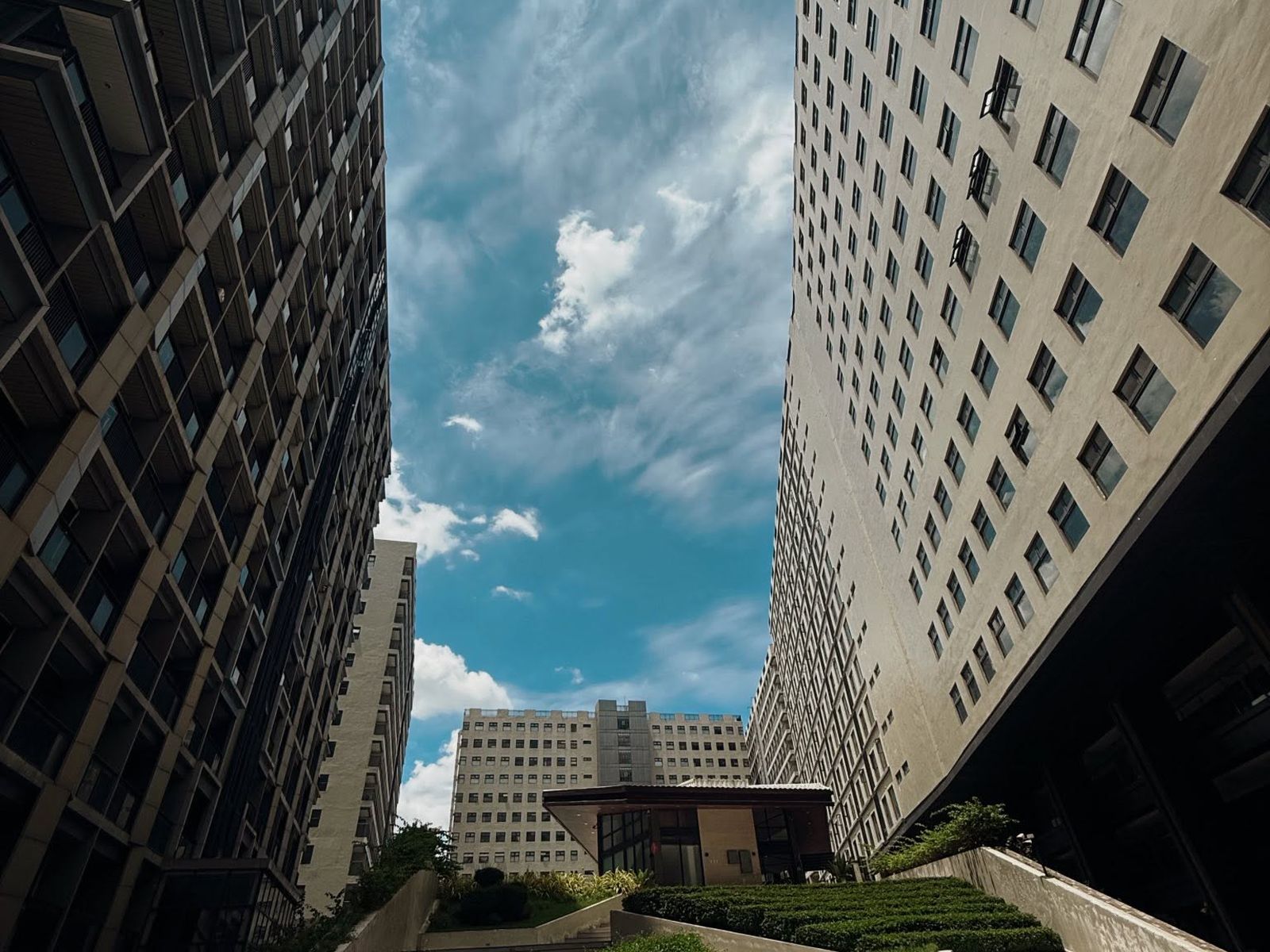 Une vue sur de hauts immeubles, avec un ciel dégagé.