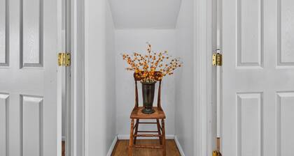 Cozy Cape Cod House, centre of shopping & dinning